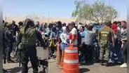 Madres y niños se plantan en frontera con Chile y piden pase humanitario