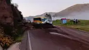 Dos vehículos quedaron atrapados tras derrumbe de tierra en la vía Cusco-Arequipa a la altura de Tinta