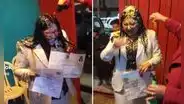 Recién egresada fue bañada con cerveza y gaseosa tras graduarse en Puno: “Muchas felicidades”