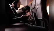 ¿Cómo enviar mensajes con tu teléfono a otra persona de un mismo vuelo si no tienes internet?