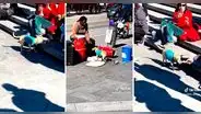 Perrito ayuda a cobrar a su dueño mientras este canta y sorprende en redes sociales: “Trabajo en equipo”
