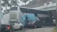 Chorrillos: bus interprovincial quedó atrapado en un puente de la Costa Verde tras intentar pasar