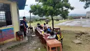 Alumnos estudian en la calle debido a colapso de colegio en Piura