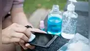 ¿Por qué no debes limpiar la pantalla de tu teléfono con alcohol, vinagre o toallitas húmedas?