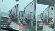 ¡Imagínate vivir en Europa y perderte esto! Utiliza su zapato para que vendedor le alcance los refrescos