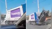 “Creí haberlo visto todo”: captan a camión compactador llevando un auto como basura