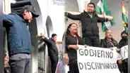 Maestros bolivianos se crucificaron como protesta ante falta de recursos en el Día del Trabajo