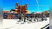 Niños interpretan "Esta democracia ya no es democracia" en concurso de bandas en Puno