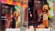 Chamba es chamba: hombre se disfraza de perro para jalar clientes, pero termina atrayendo canes