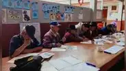 Enseñan a leer y escribir a 30 adultos mayores:  "Ya puedo reconocer algunas palabras"