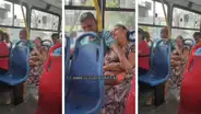 Hombre coloca el brazo frente a su esposa para que duerma sin lastimarse en el bus: "El verdadero amor"