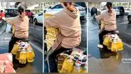 Mujer asombra en redes al llevar una gran cantidad de huevos y aceite en su moto lineal: “Mis respetos”
