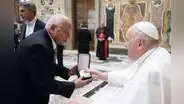 Papa Francisco recibe imagen de la Virgen María de las manos del rector de la UCSM