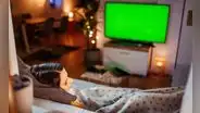 ¿Dejar el televisor enchufado consume energía?