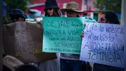 Exigen liberación de mujer indígena acusada de asesinar a hombre señalado de violarla