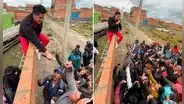 “Gran persona”: vocalista de Los Capos trepó pared para cantar a fans que no pudieron pagar entrada