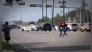 Sujeto arrolla a un grupo de migrantes y deja al menos 8 muertos frente a un refugio en Texas