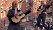 Ed Sheeran celebra triunfo en juicio por plagio cantando sobre un auto en Nueva York