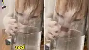Gato sorprende al meter toda su cabeza en un vaso para tomar agua y se vuelve viral: “Sed”