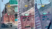 ¿Se quedó dormido? Captan a policía viajando con todo y moto en la tolva de un camión