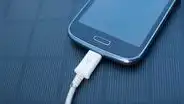 ¿Qué pasa cuando cargas tu teléfono con un cargador de otra marca?