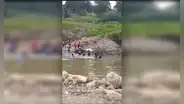 Pobladores arriesgan sus vidas y cruzan turbulentas aguas de río para sepultar a bebé de 6 meses en Piura