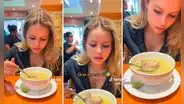 Extranjera queda en shock al encontrar algo 'extraño' en su sopa peruana: "Es el toque del sabor"