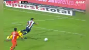 ¡Era el primero! Costa dejó a Grados en el piso, pero se resbaló y falló el 1-0 de Alianza