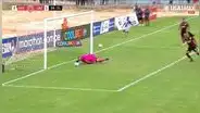 ¡Terrible blooper de Carvallo! El arquero dejó pasar el balón de manera insólita y la 'U' pierde 2-1