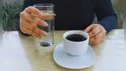 ¿Por qué deberías beber un vaso de agua antes de tomar café?