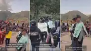 Retienen a policías y los obligan a caminar con carteles de “asesinos” en La Libertad
