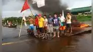 Trabajadores bloquean río, en vez de carreteras, a modo de protesta por obra paralizada en Loreto