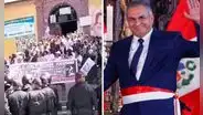 Ciudadanos lanzaron huevos a ministro del Interior durante ceremonia en comisaría de Ayacucho