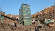 La insólita casa de 7 pisos en un asentamiento humano de SJL: "Se excedieron"