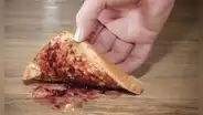 Regla de los 5 segundos: si se te cae alimentos al piso, ¿todavía puedes comértela?
