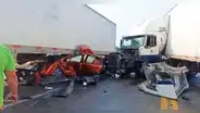 Auto queda aplastado, pero conductor se salva de milagro en una carretera de México