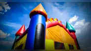 Niña de 4 años fallece por asfixia al enredarse en castillo inflable, en Ucrania