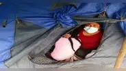 Madre lucha por salvar la vida de su menor hija vendiendo sus bienes en Piura