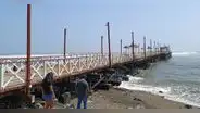 Parte del muelle de Huanchaco es destruido por fuertes oleajes en Trujillo