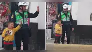 Cibernautas aplauden gesto de policía que deja a niño dirigir tránsito en Chachapoyas