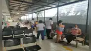 Pacientes con dengue son atendidos en pasillos y médicos improvisan portasueros, en Piura