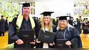 Padres retoman sus estudios universitarios y consiguen graduarse junto con su hija en EE. UU.