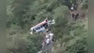 La Libertad: 5 muertos y 2 niños desaparecidos dejó caída de combi a abismo