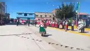 Celebran aniversario de centro poblado de Puno cantando "Esta democracia ya no es democracia"