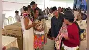Novia en Huancavelica se amarra alforja en el cuello para recibir dinero de regalo durante su boda