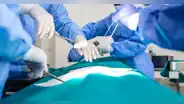 Despiden a cirujano por pedirle a trabajadora de limpieza que lo ayudara con una amputación
