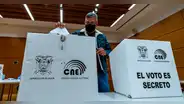 Ecuador adelantará elecciones generales el 20 de agosto tras disolución del Congreso