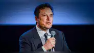 Elon Musk afirma que la inteligencia artificial podría lograr paz mundial al desarmar a la humanidad