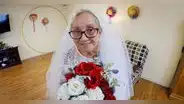 Mujer de 77 años tiene la boda soñada al casarse con ella misma: "Es lo que siempre quise"
