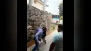 ¡Sorprendente! Trabajadores de funeraria se pelean por vender ataúd en Tumbes